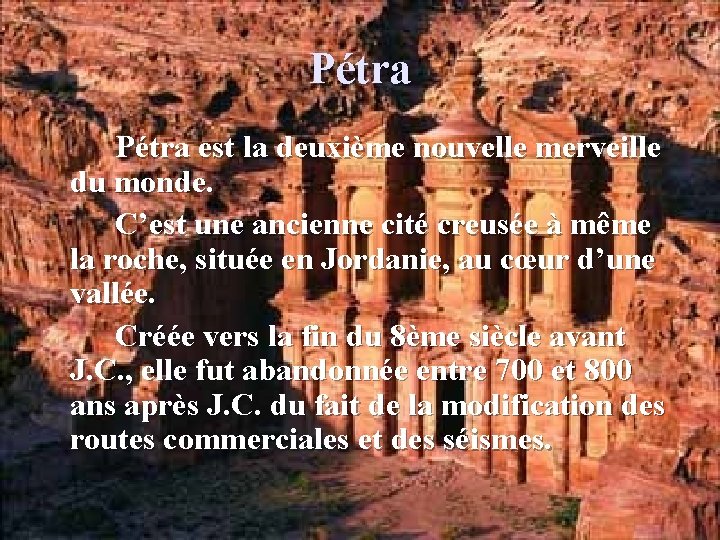 Pétra est la deuxième nouvelle merveille du monde. C’est une ancienne cité creusée à