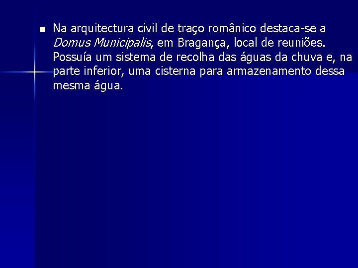 n Na arquitectura civil de traço românico destaca-se a Domus Municipalis, em Bragança, local