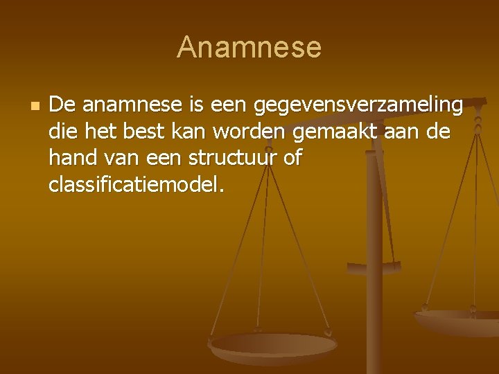 Anamnese n De anamnese is een gegevensverzameling die het best kan worden gemaakt aan