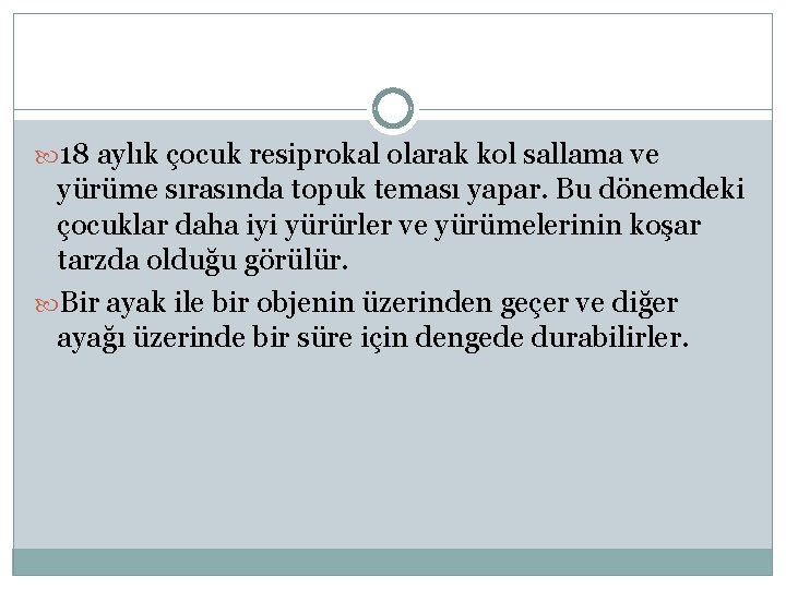  18 aylık çocuk resiprokal olarak kol sallama ve yürüme sırasında topuk teması yapar.