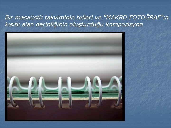 Bir masaüstü takviminin telleri ve "MAKRO FOTOĞRAF"ın kısıtlı alan derinliğinin oluşturduğu kompozisyon 