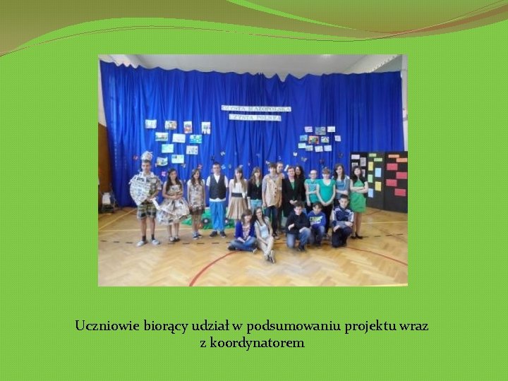 Uczniowie biorący udział w podsumowaniu projektu wraz z koordynatorem 