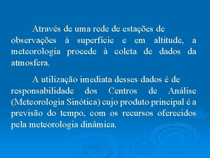 Através de uma rede de estações de observações à superfície e em altitude, a