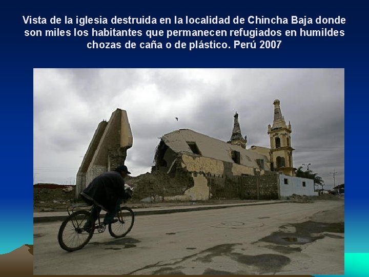 Vista de la iglesia destruida en la localidad de Chincha Baja donde son miles