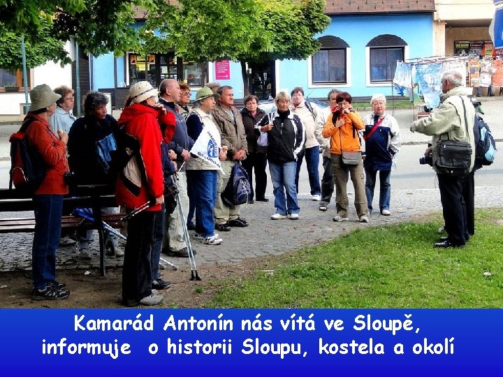 Kamarád Antonín nás vítá ve Sloupě, informuje o historii Sloupu, kostela a okolí 