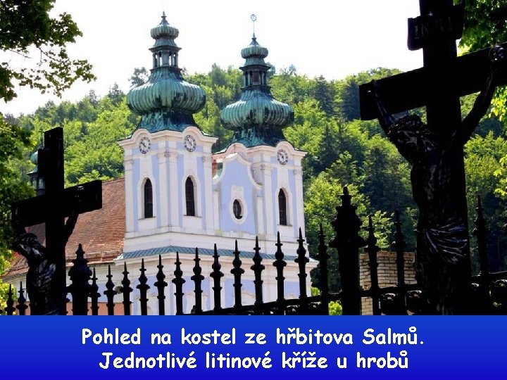 Pohled na kostel ze hřbitova Salmů. Jednotlivé litinové kříže u hrobů 