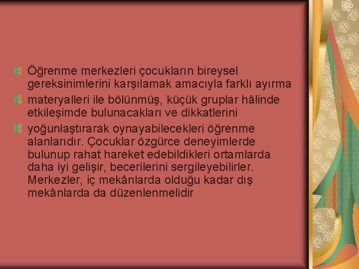 Öğrenme merkezleri çocukların bireysel gereksinimlerini karşılamak amacıyla farklı ayırma materyalleri ile bölünmüş, küçük gruplar