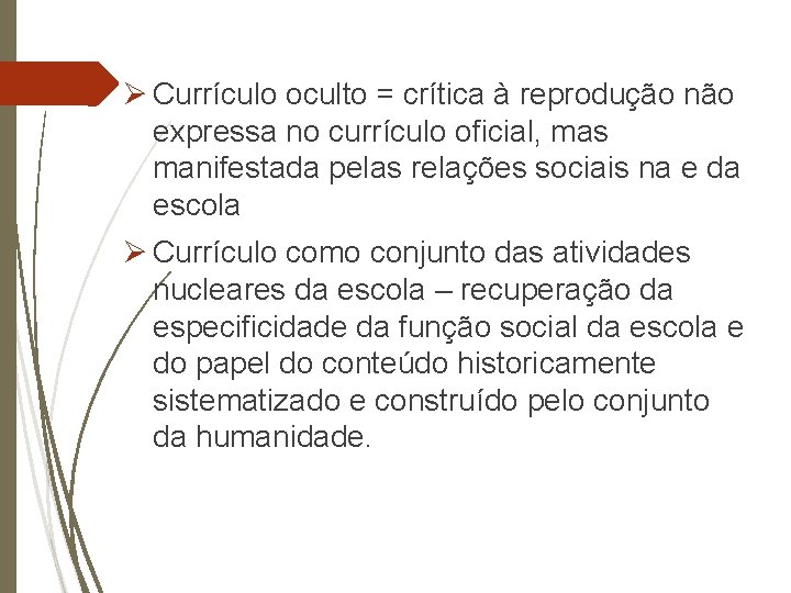 Ø Currículo oculto = crítica à reprodução não expressa no currículo oficial, mas manifestada