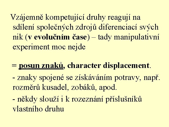  Vzájemně kompetující druhy reagují na sdílení společných zdrojů diferenciací svých nik (v evolučním