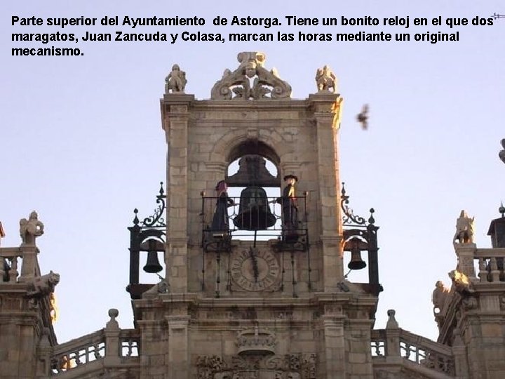 Parte superior del Ayuntamiento de Astorga. Tiene un bonito reloj en el que dos