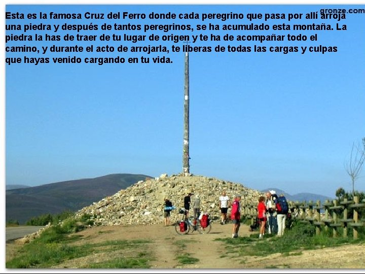 Esta es la famosa Cruz del Ferro donde cada peregrino que pasa por allí