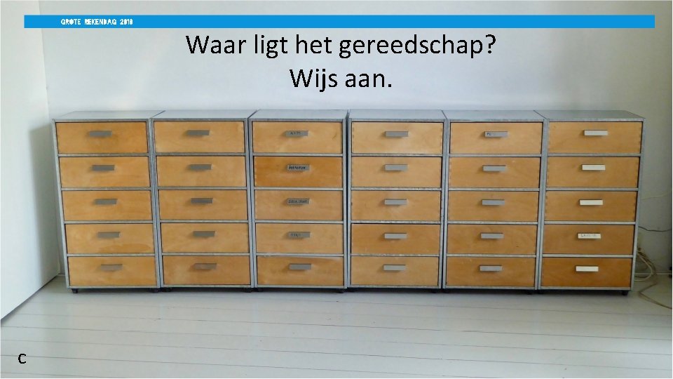 Waar ligt het gereedschap? Wijs aan. c 