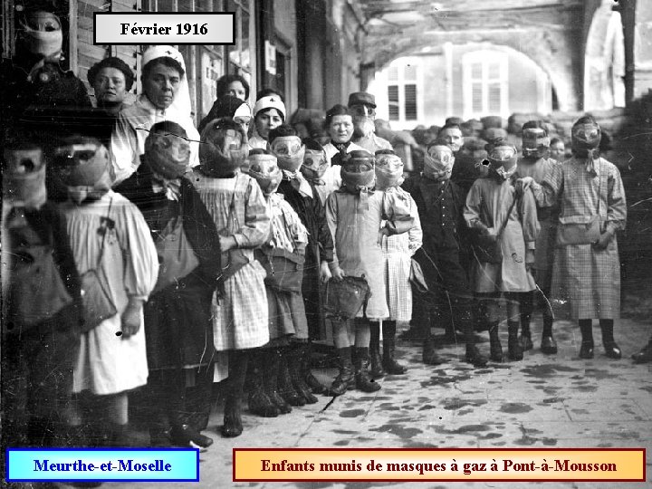 Février 1916 Meurthe-et-Moselle Enfants munis de masques à gaz à Pont-à-Mousson 