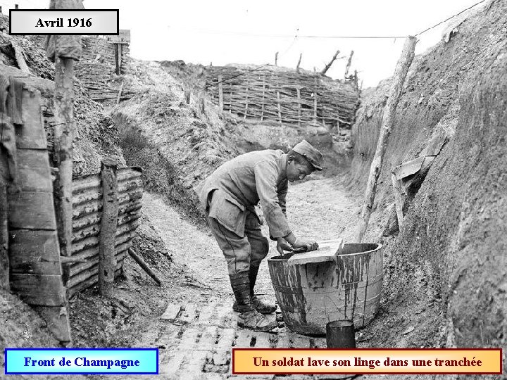 Avril 1916 Front de Champagne Un soldat lave son linge dans une tranchée 