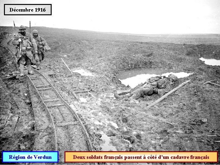 Décembre 1916 Région de Verdun Deux soldats français passent à côté d’un cadavre français