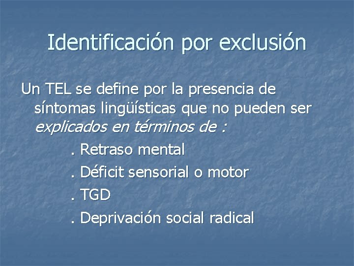 Identificación por exclusión Un TEL se define por la presencia de síntomas lingüísticas que