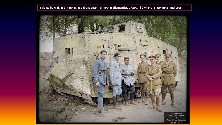 Soldats français et britanniques debout autour d'un char allemand A 7 V capturé à