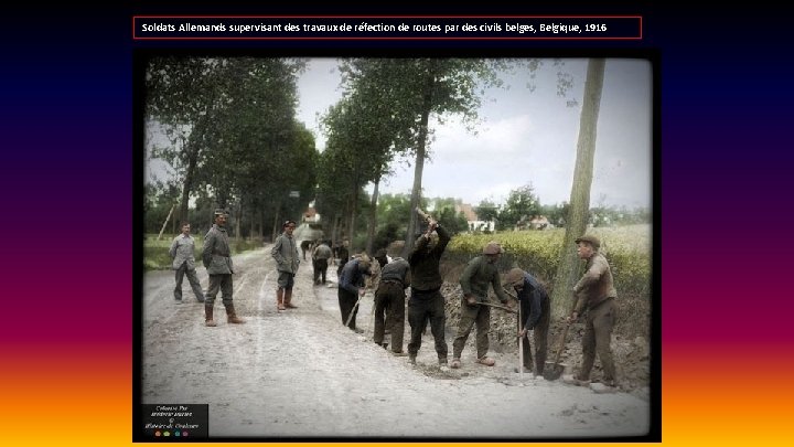 Soldats Allemands supervisant des travaux de réfection de routes par des civils belges, Belgique,
