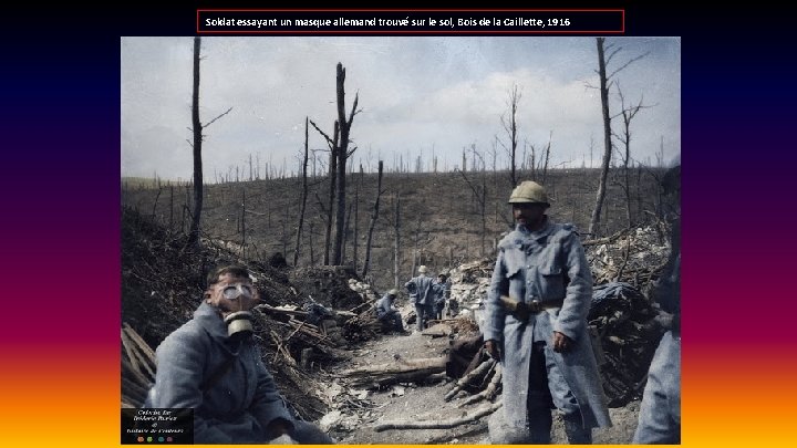 Soldat essayant un masque allemand trouvé sur le sol, Bois de la Caillette, 1916
