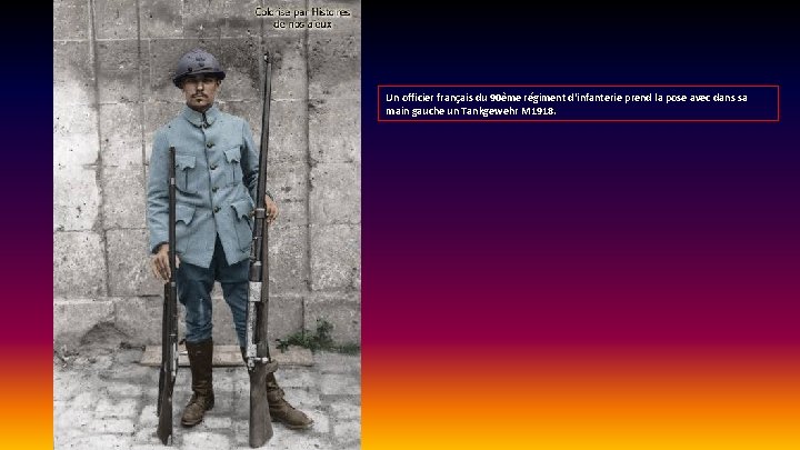 Un officier français du 90ème régiment d'infanterie prend la pose avec dans sa main