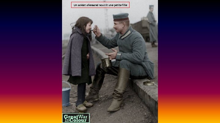 Un soldat allemand nourrit une petite fille 