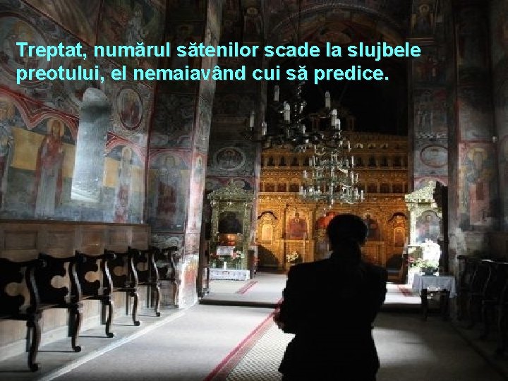 Treptat, numărul sătenilor scade la slujbele preotului, el nemaiavând cui să predice. 