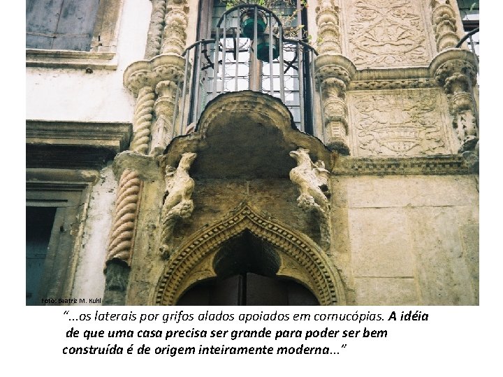 Foto: Beatriz M. Kuhl “. . . os laterais por grifos alados apoiados em