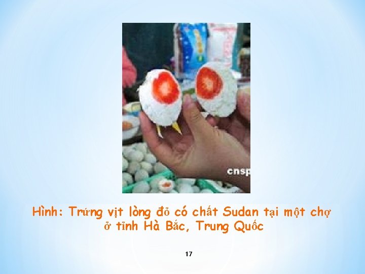 Hình: Trứng vịt lòng đỏ có chất Sudan tại một chợ ở tỉnh Hà