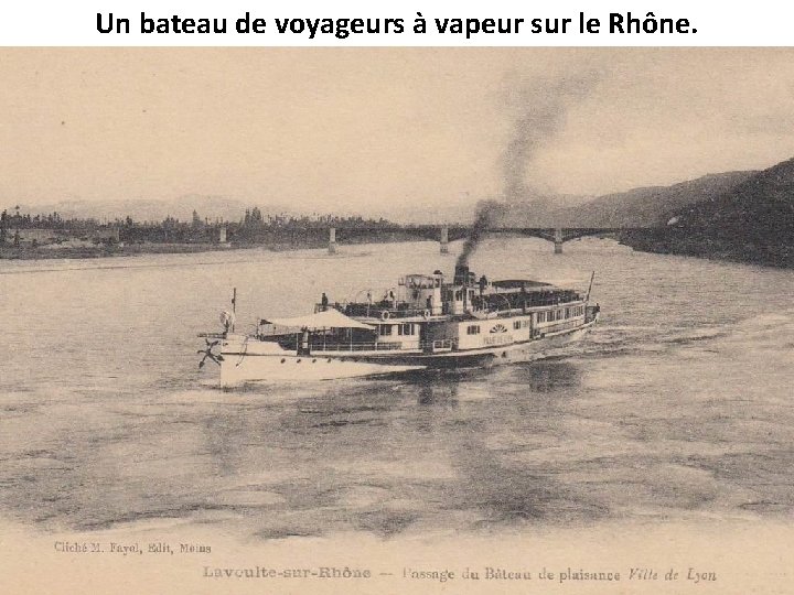 Un bateau de voyageurs à vapeur sur le Rhône. 