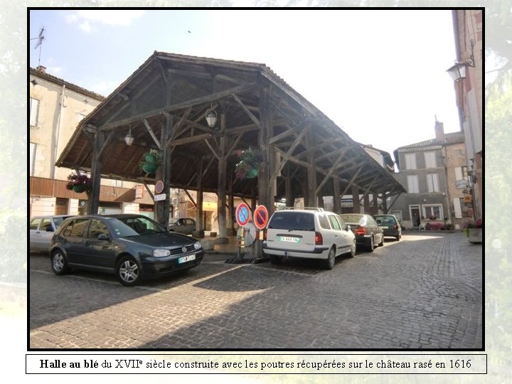 Halle au blé du XVIIe siècle construite avec les poutres récupérées sur le château