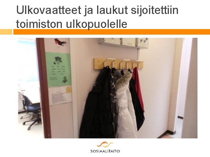 Ulkovaatteet ja laukut sijoitettiin toimiston ulkopuolelle 