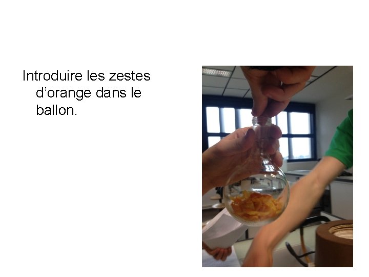 Introduire les zestes d’orange dans le ballon. 