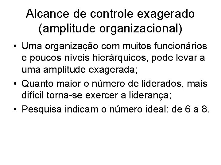 Alcance de controle exagerado (amplitude organizacional) • Uma organização com muitos funcionários e poucos