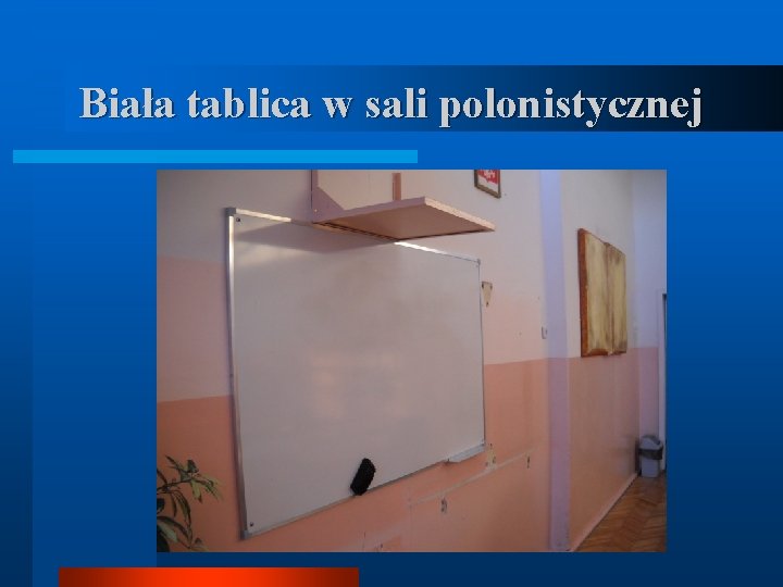 Biała tablica w sali polonistycznej 
