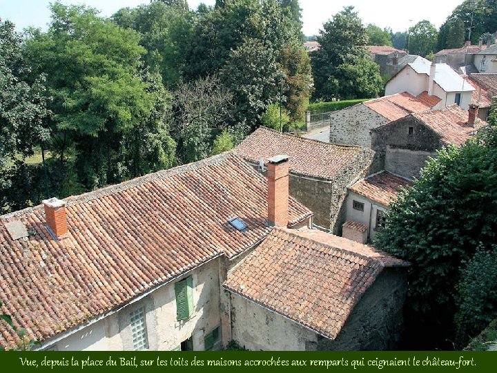 Vue, depuis la place du Bail, sur les toits des maisons accrochées aux remparts