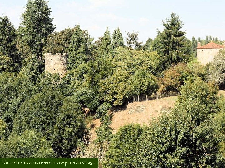 Une autre tour située sur les remparts du village 