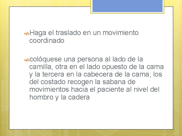  Haga el traslado en un movimiento coordinado colóquese una persona al lado de