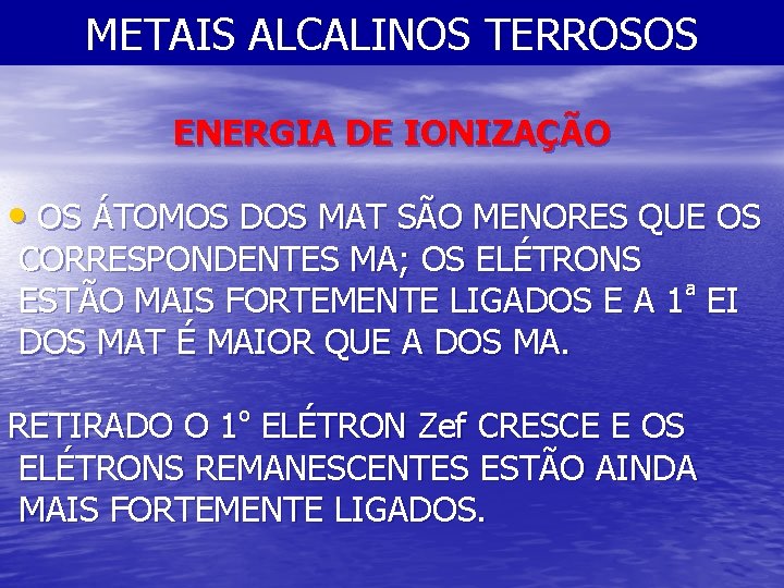 METAIS ALCALINOS TERROSOS ENERGIA DE IONIZAÇÃO • OS ÁTOMOS DOS MAT SÃO MENORES QUE