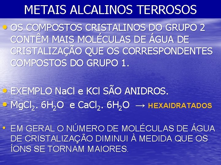 METAIS ALCALINOS TERROSOS • OS COMPOSTOS CRISTALINOS DO GRUPO 2 CONTÊM MAIS MOLÉCULAS DE
