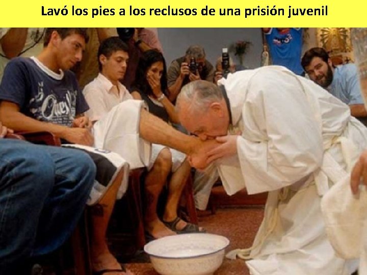 Lavó los pies a los reclusos de una prisión juvenil 