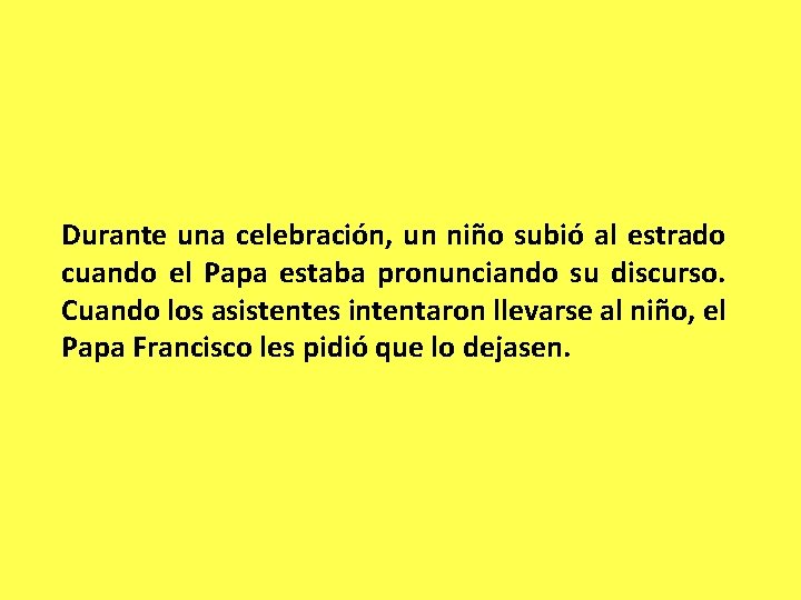 Durante una celebración, un niño subió al estrado cuando el Papa estaba pronunciando su