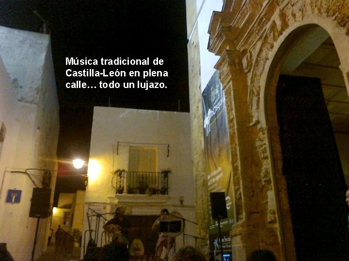 Música tradicional de Castilla-León en plena calle… todo un lujazo. 