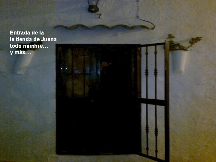 Entrada de la la tienda de Juana todo mimbre… y más… 
