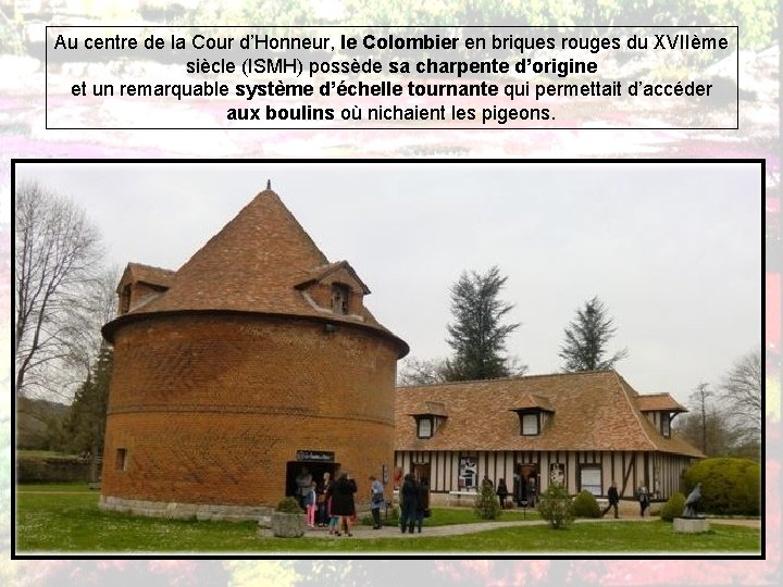 Au centre de la Cour d’Honneur, le Colombier en briques rouges du XVIIème siècle
