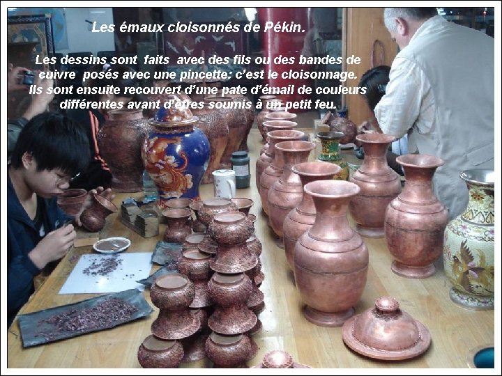 Les émaux cloisonnés de Pékin. Les dessins sont faits avec des fils ou des