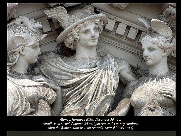 Atenea, Hermes y Nike, dioses del Olimpo. Detalle central del tímpano del antiguo Banco
