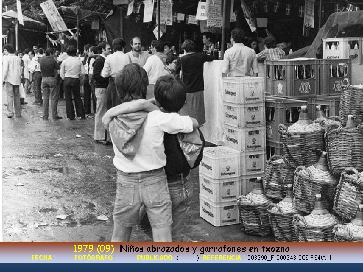 1979 (09) Niños abrazados y garrafones en txozna FECHA: FECHA FOTÓGRAFO: FOTÓGRAFO PUBLICADO: PUBLICADO
