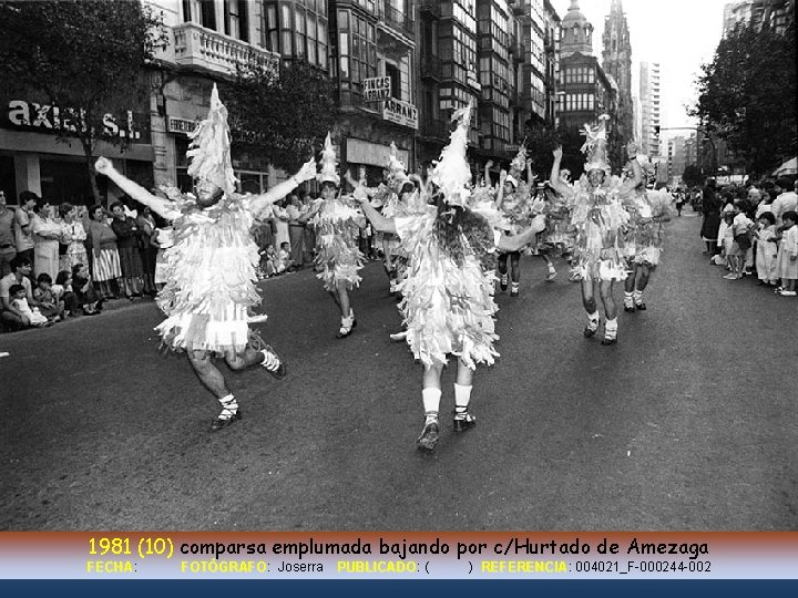 1981 (10) comparsa emplumada bajando por c/Hurtado de Amezaga FECHA: FECHA FOTÓGRAFO: FOTÓGRAFO Joserra