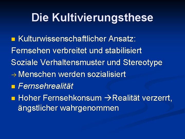 Die Kultivierungsthese Kulturwissenschaftlicher Ansatz: Fernsehen verbreitet und stabilisiert Soziale Verhaltensmuster und Stereotype Menschen werden Die Kultivierungsthese Kulturwissenschaftlicher Ansatz: Fernsehen verbreitet und stabilisiert Soziale Verhaltensmuster und Stereotype Menschen werden