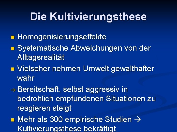 Die Kultivierungsthese Homogenisierungseffekte n Systematische Abweichungen von der Alltagsrealität n Vielseher nehmen Umwelt gewalthafter Die Kultivierungsthese Homogenisierungseffekte n Systematische Abweichungen von der Alltagsrealität n Vielseher nehmen Umwelt gewalthafter